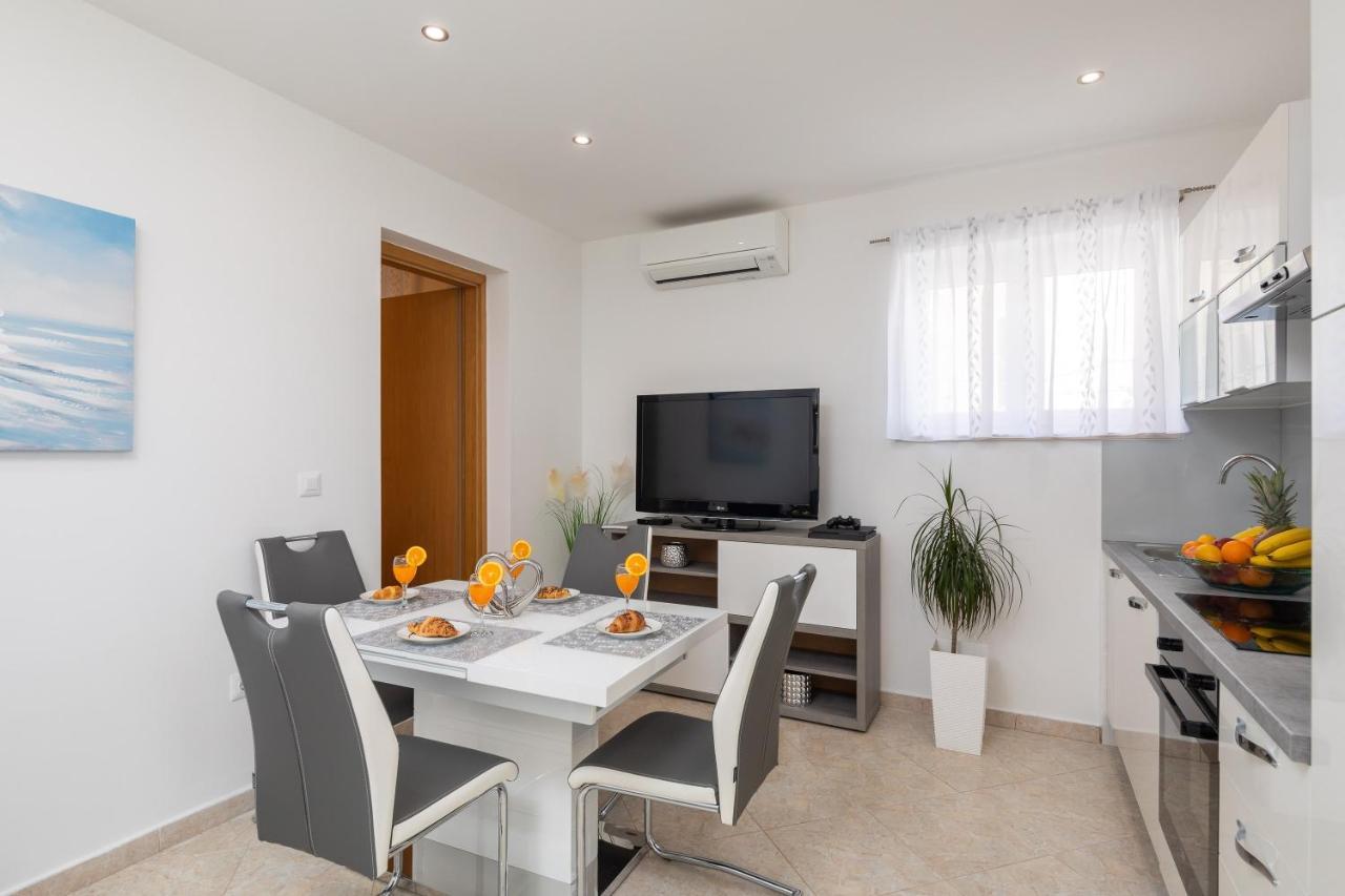 Fba Family Beach Apartments Omiš Екстериор снимка