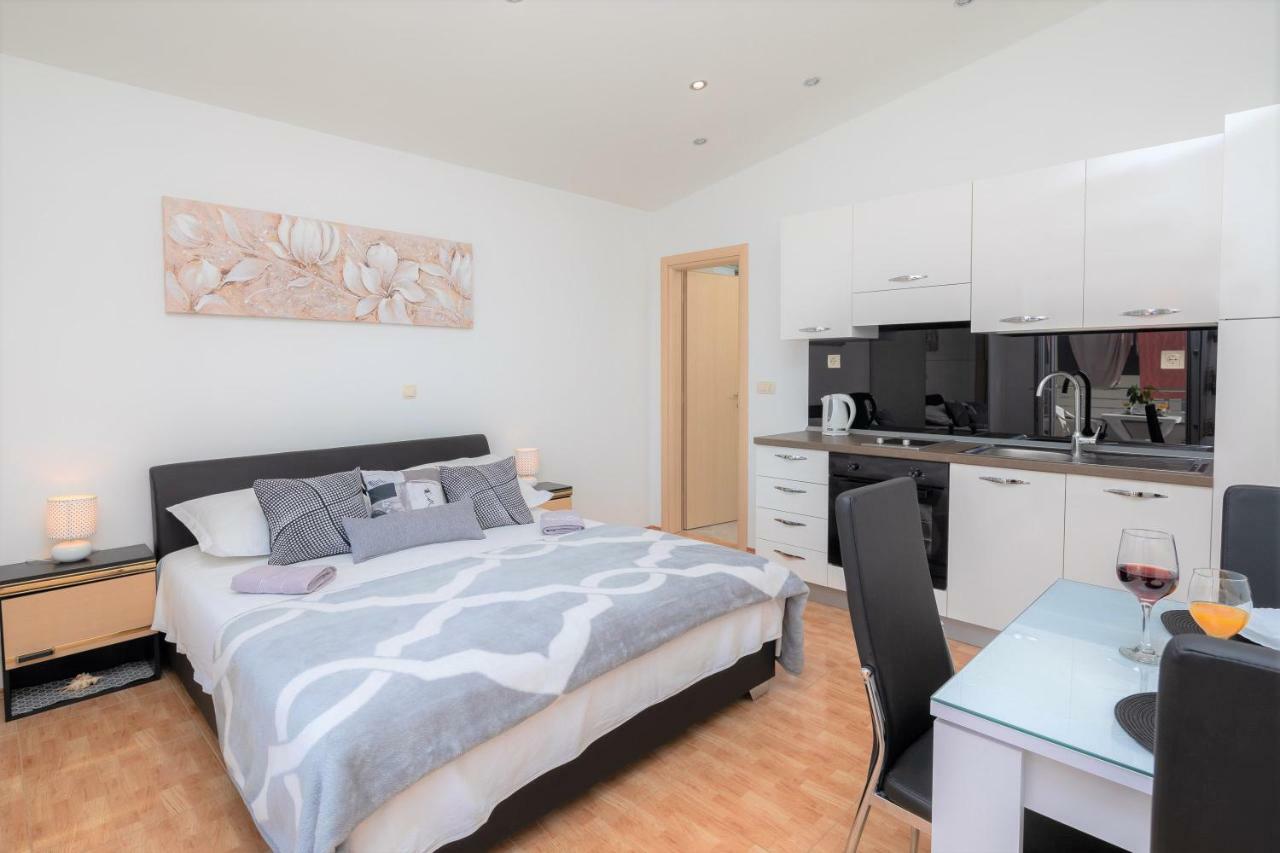 Fba Family Beach Apartments Omiš Екстериор снимка